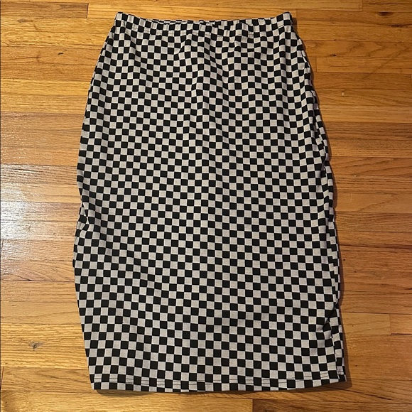 Dressed in Lala Checkered Skirt and Crop Top set size XL - Picture 3 of 9